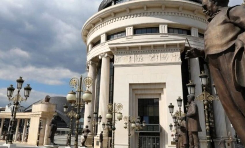 Hetohet një person nga Çairi, dyshohet se përvetësoi 2.8 milionë denarëve nga kompania ku punonte 3 hetohet nje person nga cairi dyshohet se pervetesoi 2 8 milione denareve nga kompania ku punonte 69939b7b42e32