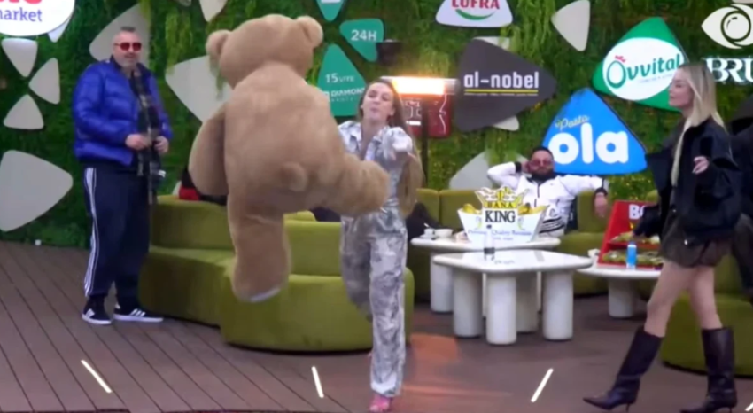 juela hedh arushin e brikenes ne pishine selin shperthen xheloze per dashurine 69a0ccb836383