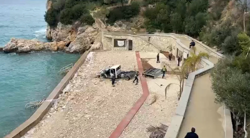 kamioni del nga rruga dhe perfundon te bregdeti i vlores shoferi ne gjendje te rende 698088247881b