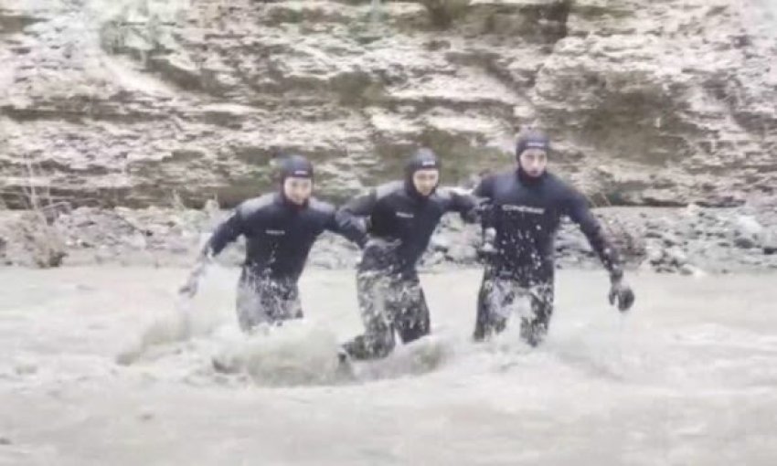 Kërkim intensiv për gjetjen e 42 vjeçarit në lumin Osum 3 kerkim intensiv per gjetjen e 42 vjecarit ne lumin osum 699b1e87a023a