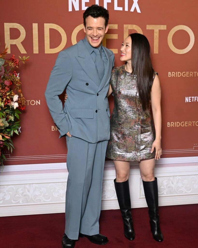 luke thompson dhe yerin ha zbulojne detaje nga sezoni i katert i bridgerton 699f7b3ae76c1