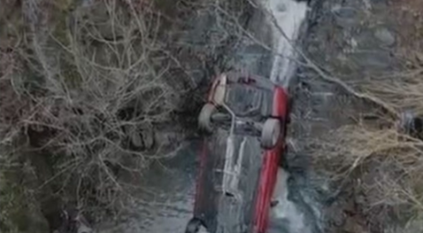 Makina bie nga ura mes shkëmbinjve/ Aksident i rëndë në Burrel 1 makina bie nga ura mes shkembinjve aksident i rende ne burrel 697f36ff0ecc7