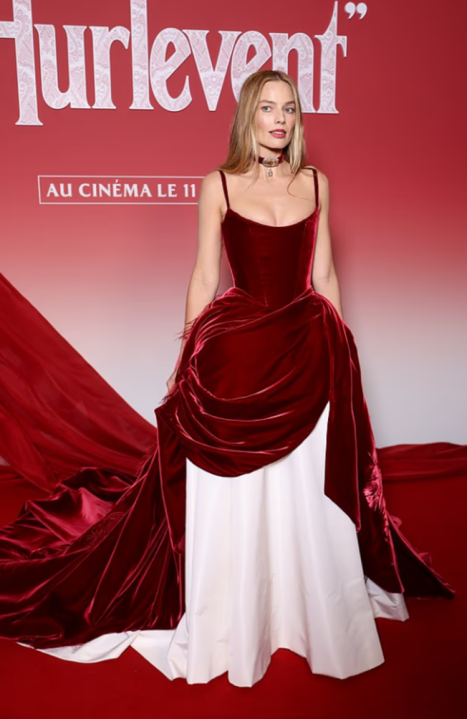 margot robbie mahnit ne tapetin e kuq te parisit 698128b6e20bf