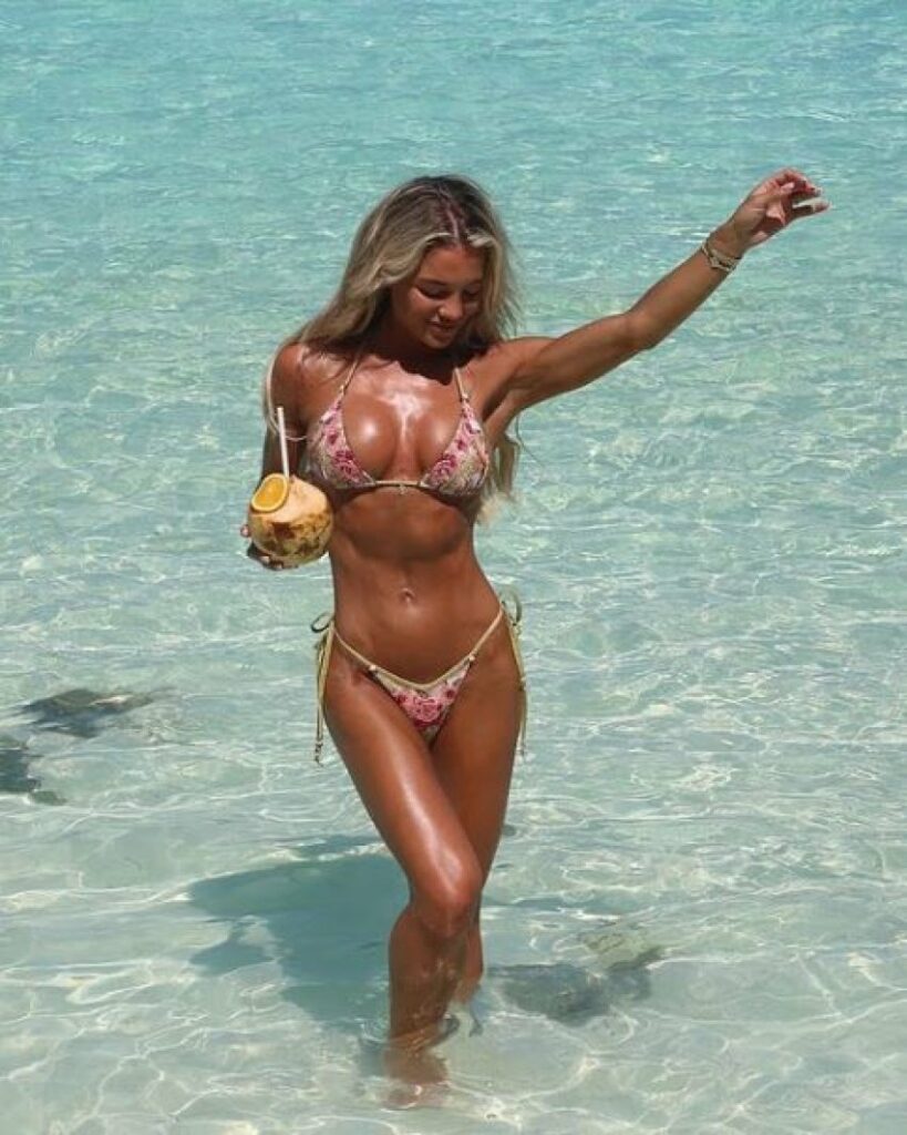 molly smith nga love island shfaq format e saj te tonifikuara ne bikini lulesh nga maldive 698c95b983744