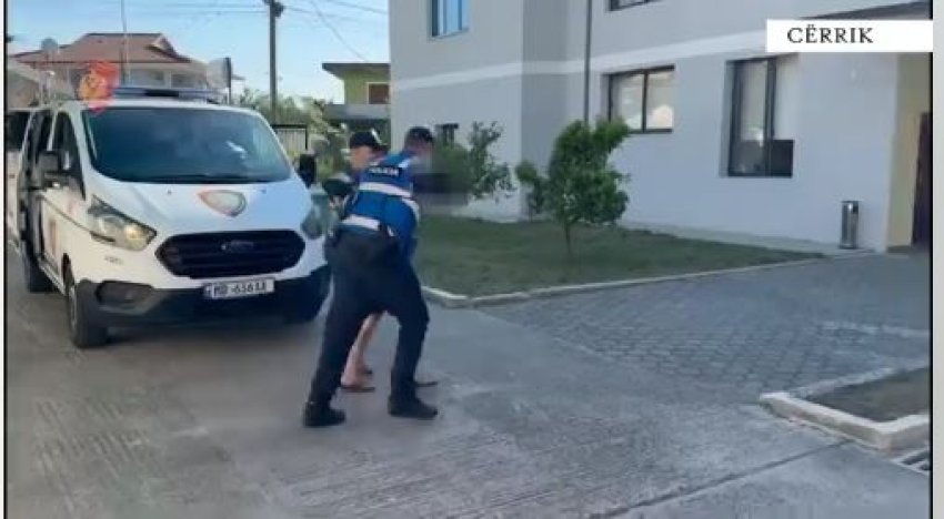 ngjarje e pazakonte ne cerrik burri ndjek me kosore ne dore gruan dhe bashkefshatarin policia e arreston 699c37956b390