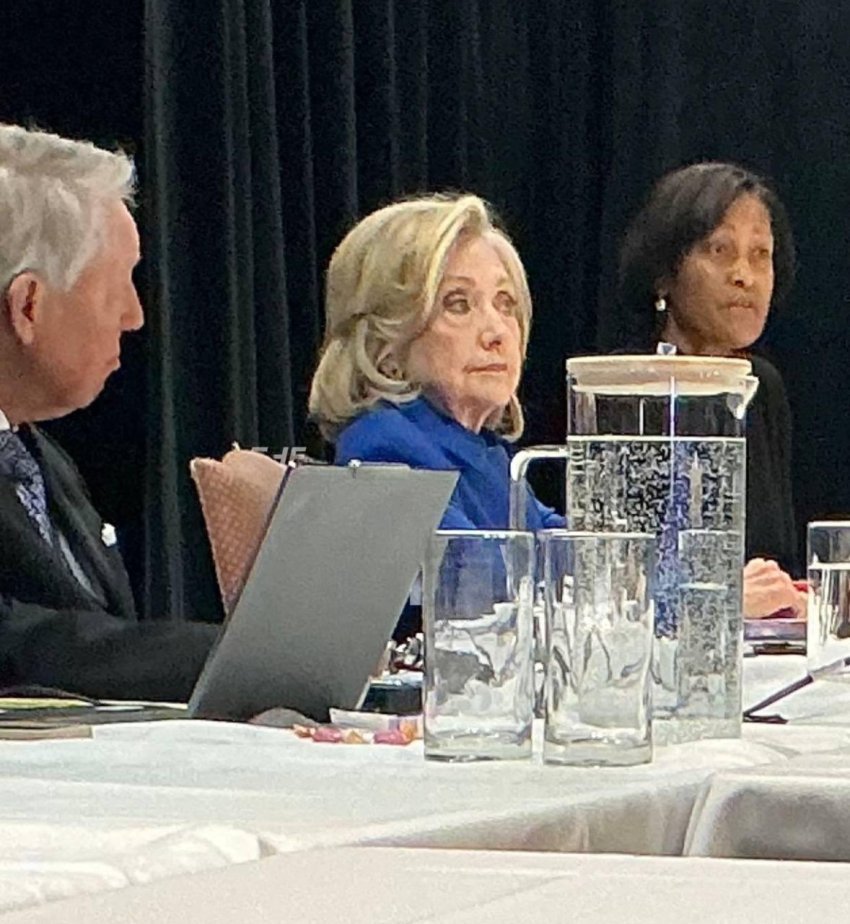 “Nuk duket e lumtur”, del fotoja e Hillary Clinton duke dhënë dëshminë për Epstein 3 nuk duket e lumtur del fotoja e hillary clinton duke dhene deshmine per epstein 69a09bcca6479