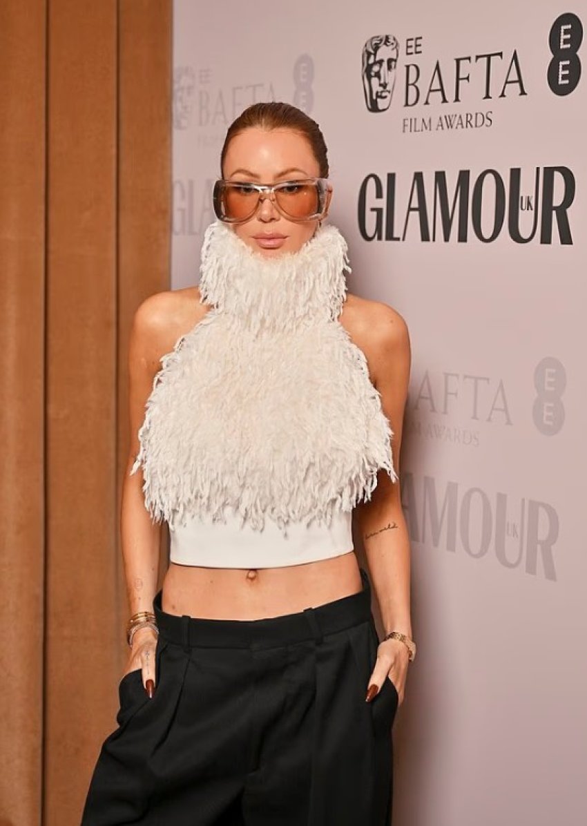 olivia attwood shkelqen ne bafta me nje paraqitje elegante me pende krem 698daef5658a2