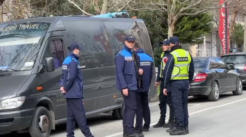 policia rrugore e vlores paralajmeron shoferet per largimin e mjeteve nga rruga e re njoftimi i fundit 698c659581350