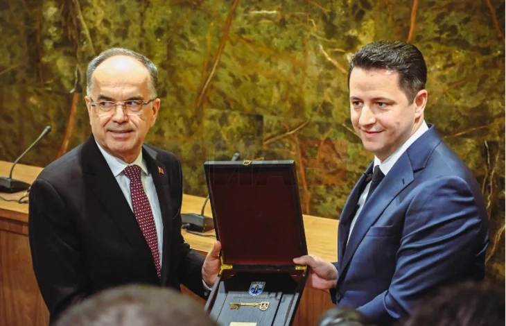 presidenti i shqiperise bajram begaj nderohet me celesin e qytetit ne gostivar 69a32ee18aa8b