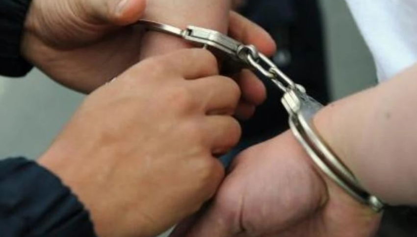 Privohen nga liria tre persona nga Gostivari, policia u gjen drogë, armë dhe municion 3 privohen nga liria tre persona nga gostivari policia u gjen droge arme dhe municion 699087fb65654