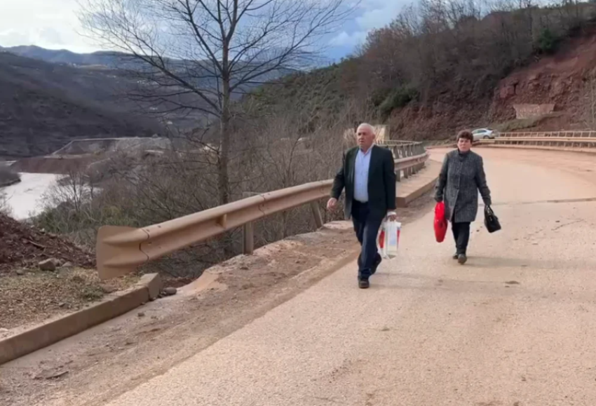 qytetaret te irrituar nga bllokimi i rruges marrin udhen ne kembe nga librazhdi ne prrenjas 6999ccd60660a