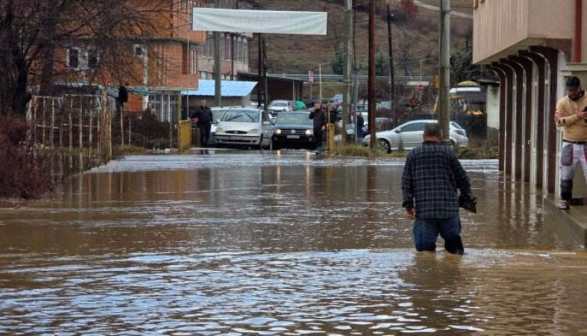 Reshjet intensive përmbytin fshatrat Bukoviç, Arnaqi dhe Semenisht të Sarajit 1 reshjet intensive permbytin fshatrat bukovic arnaqi dhe semenisht te sarajit 6991abae6cd49