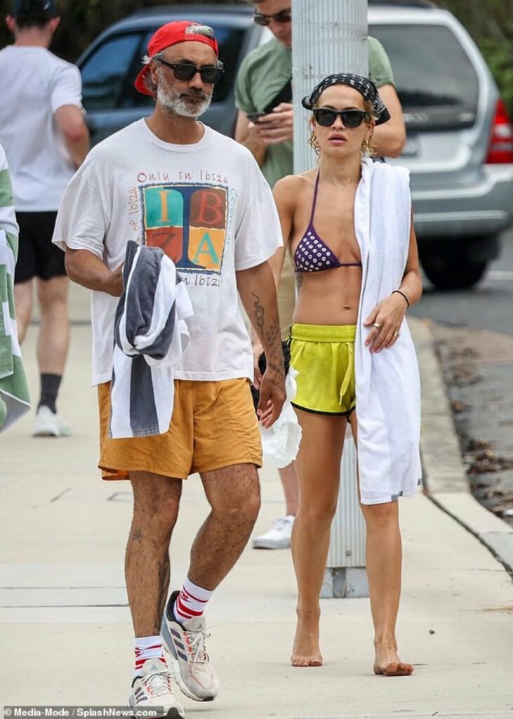 rita ora shkelqen ne plazh me bashkeshortin taika waititi 698b7c7603296