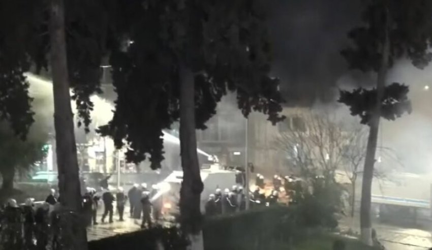 Tensione të larta para Parlamentit  policia përgjigjet me gaz lotsjellës