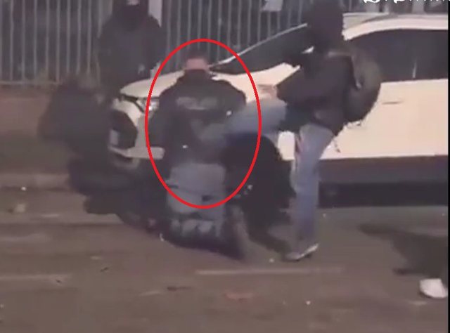Video/ Torino, polici rrethohet nga turma, dhunohet dhe goditet me çekiç 3 video torino polici rrethohet nga turma dhunohet dhe goditet me cekic 697e7d8bf0b4f
