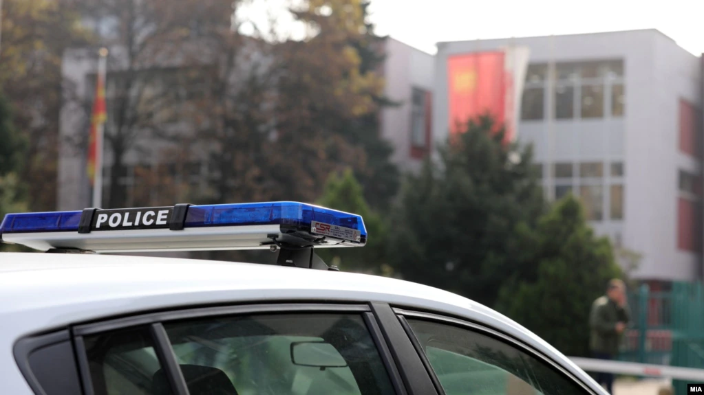 Arrestohen 5 persona, 4 të mitur, për bombat e rreme në shkollat e Tetovës 1 arrestohen 5 persona 4 te mitur per bombat e rreme ne shkollat e tetoves 69c53ef27d41b