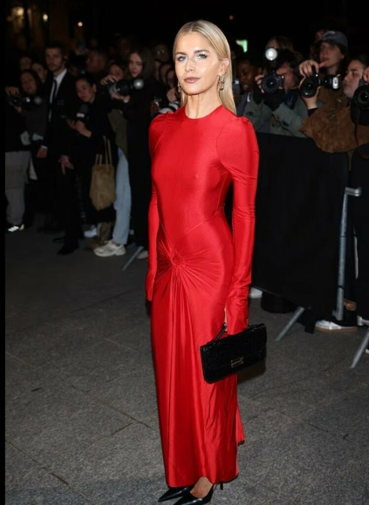 caroline daur terheq gjithe vemendjen ne sfilaten e victoria beckham ne paris me nje fustan te kuq te guximshem 69abcaaf30449