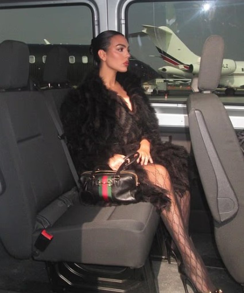 Georgina shfaq linjat seksi me sytjena të zeza gjatë udhëtimit me avion privat për në Javën e Modës në Milano 3 georgina shfaq linjat seksi me sytjena te zeza gjate udhetimit me avion privat per ne javen e modes ne milano 69a4c1368ff37