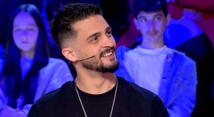 gimbo zbulon biseden me familjen e selin dhe raportet me ta 69c039a7c94ff