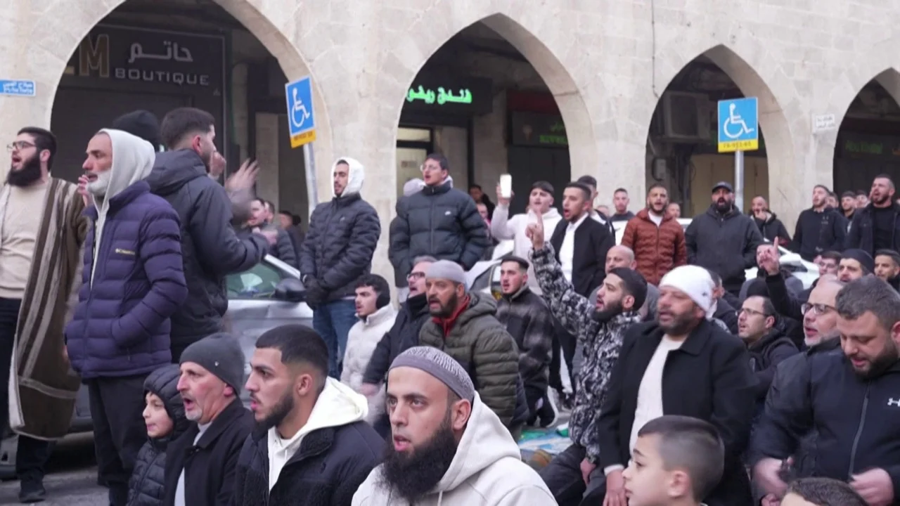 Izraeli mbyll xhaminë Al Aksa, besimtarët luten në rrugë 1 izraeli mbyll xhamine al aksa besimtaret luten ne rruge 69bd5656d74e1