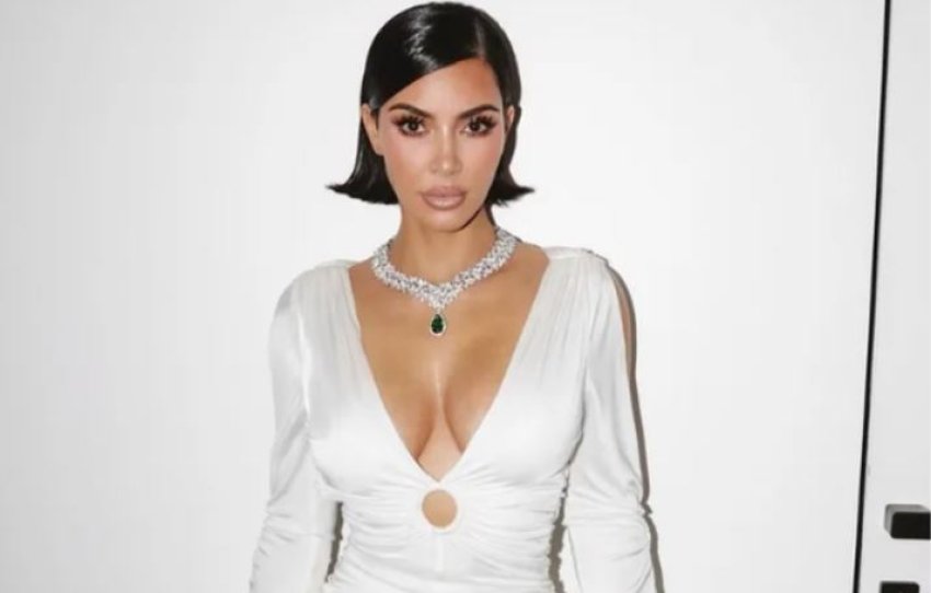 Kim Kardashian nxjerr në ankand rrobat, ja pse... 1 kim kardashian nxjerr ne ankand rrobat ja pse 69c5b6b7e6ce9