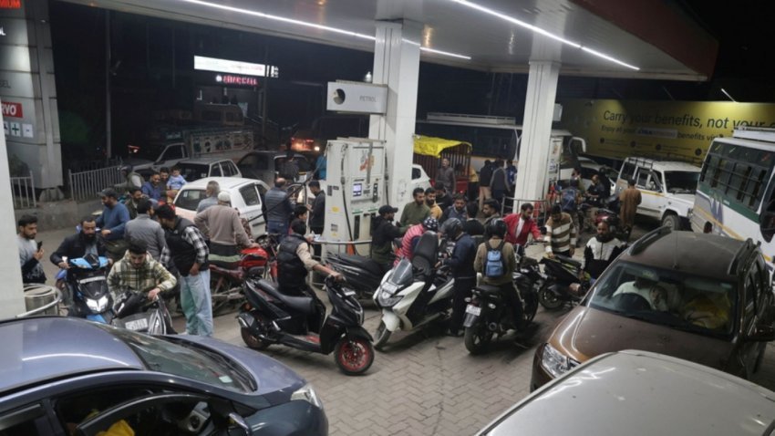 kriza e karburantit ne indi shkakton radhe te gjata dhe dhune ne stacionet e benzines dy persona humbin jeten 69c5154c06146