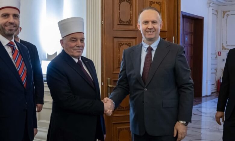 kryeparlamentari gashi merr pjese ne pritjen tradicionale bakllavaja e bajramit 69bf4fce98c65