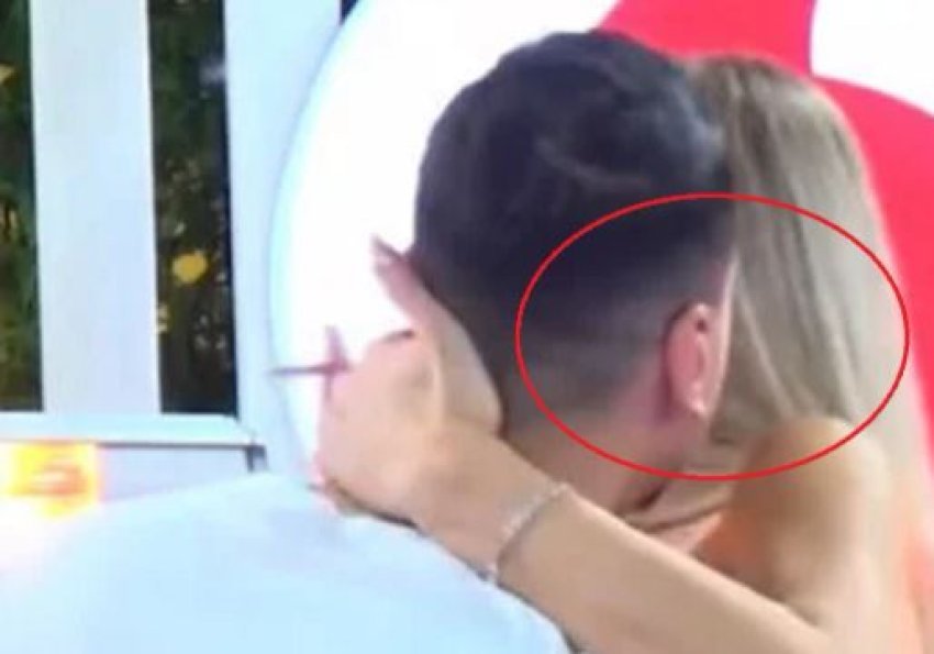 mateo tenton ta puthe brikenen banorja mbyllet ne tualet 69be7737aed16