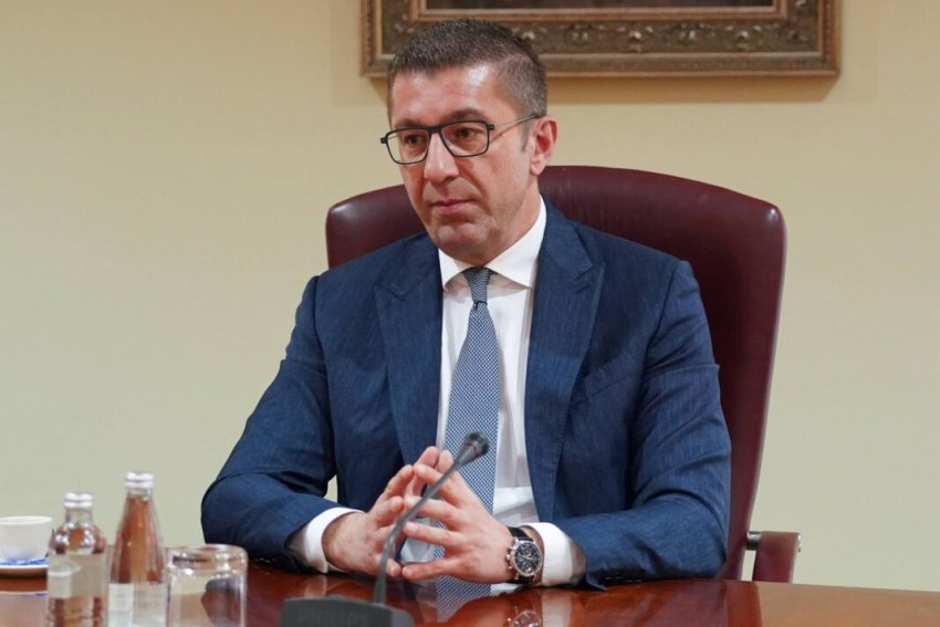 Mickoski: Përpiqem ta mësoj dhe studioj gjuhën shqipe 3 mickoski perpiqem ta mesoj dhe studioj gjuhen shqipe 69c57c3d359ab
