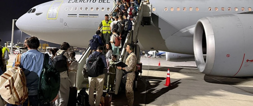 Mijëra njerëz evakuohen nga Lindja e Mesme shkaku i luftës 6 mijera njerez evakuohen nga lindja e mesme shkaku i luftes 69ae7417de094