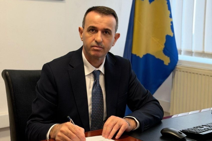 ministri gashani mohon se e ka hequr fotografine e presidentes osmani nga zyra 69c2e3b016466