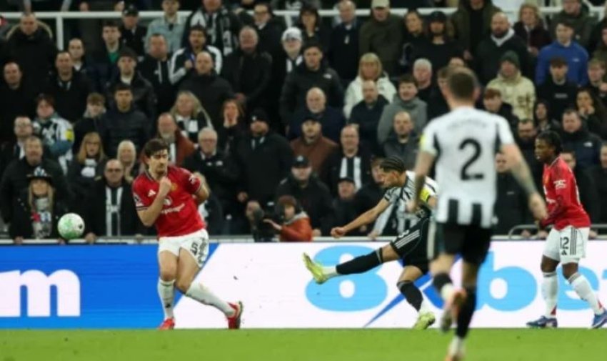 Newcastle me një lojtar më pak e mposht Manchester Utd 6 newcastle me nje lojtar me pak e mposht manchester utd 69a8be463715f