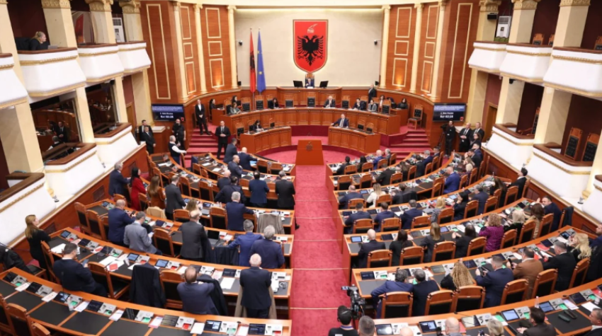 perplasja te enjten ne seance plenare votimi per ballukun pike e pare e rendit te dites pak metra larg kuvendit protesta e pd 69b0700038dc0