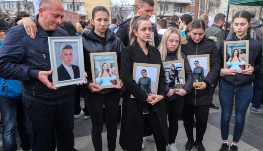 Prindërit e viktimave nga zjarri në "Pulse": Nuk duam hakmarrje por drejtësi, fajtorët të ulen në bankën e të akuzuarve 3 prinderit e viktimave nga zjarri ne pulse nuk duam hakmarrje por drejtesi fajtoret te ulen ne banken e te akuzuarve 69a4163b8a256