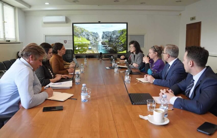 rizvanolli pret delegacionin e bankes boterore theksohet thellimi i partneritetit ne energji dhe miniera 69c192688a5c7