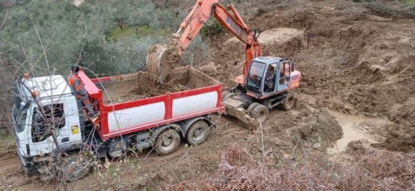 Rrëshqitjet e dheut bllokojnë rrugën e Tudanit, bashkia Elbasan: Do të ndërhyhet (me kismet) në verë 2 rreshqitjet e dheut bllokojne rrugen e tudanit bashkia elbasan do te nderhyhet me kismet ne vere 69c43514765b3