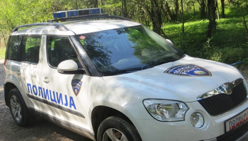 shoferi i dehur godet automjetin e policise lendohen tre persona 69b309003e1cc