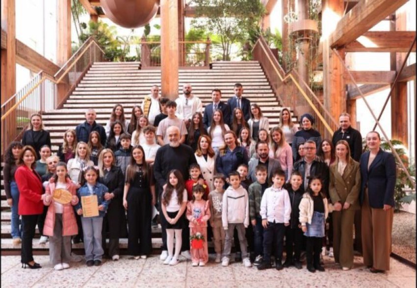 sot dita e mesuesit rama uron 7 marsin me foton e vecante te kujtojme sa e forte eshte lidhja permes gjuhes 69abd3957d244