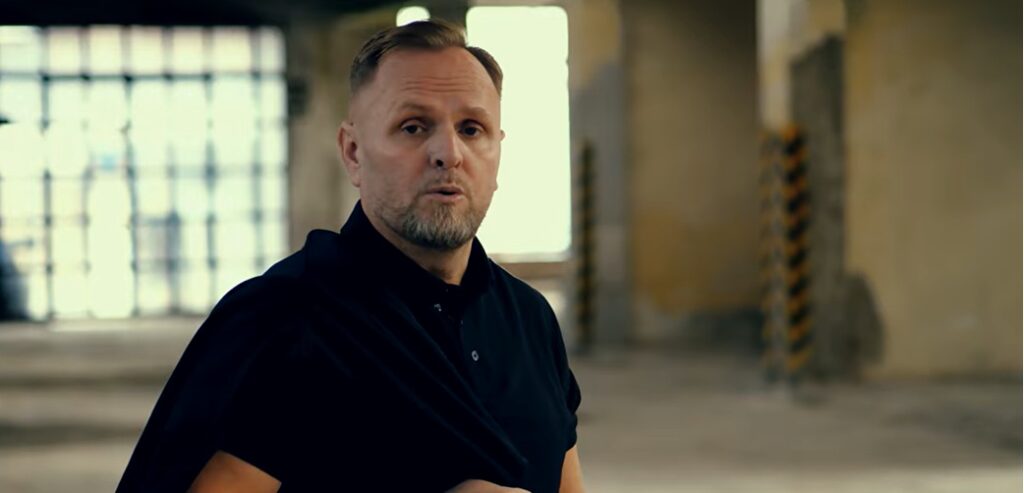 Valon Islamaj publikon projektin e ri muzikor “Kthehu” 2 valon