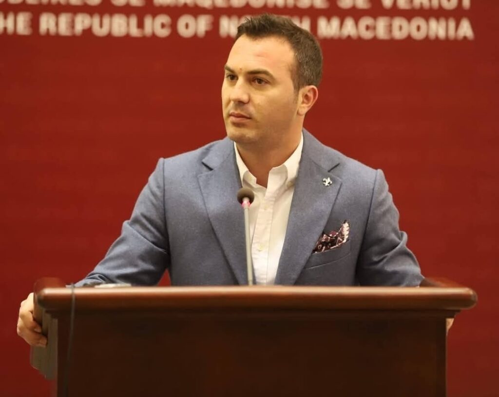 Arbër Ademi: Tre qëndrime për një ligj – qeveria në kaos për gjuhën shqipe 4 arber ademi tre qendrime per nje ligj qeveria ne kaos per gjuhen shqipe 69d03b710361c