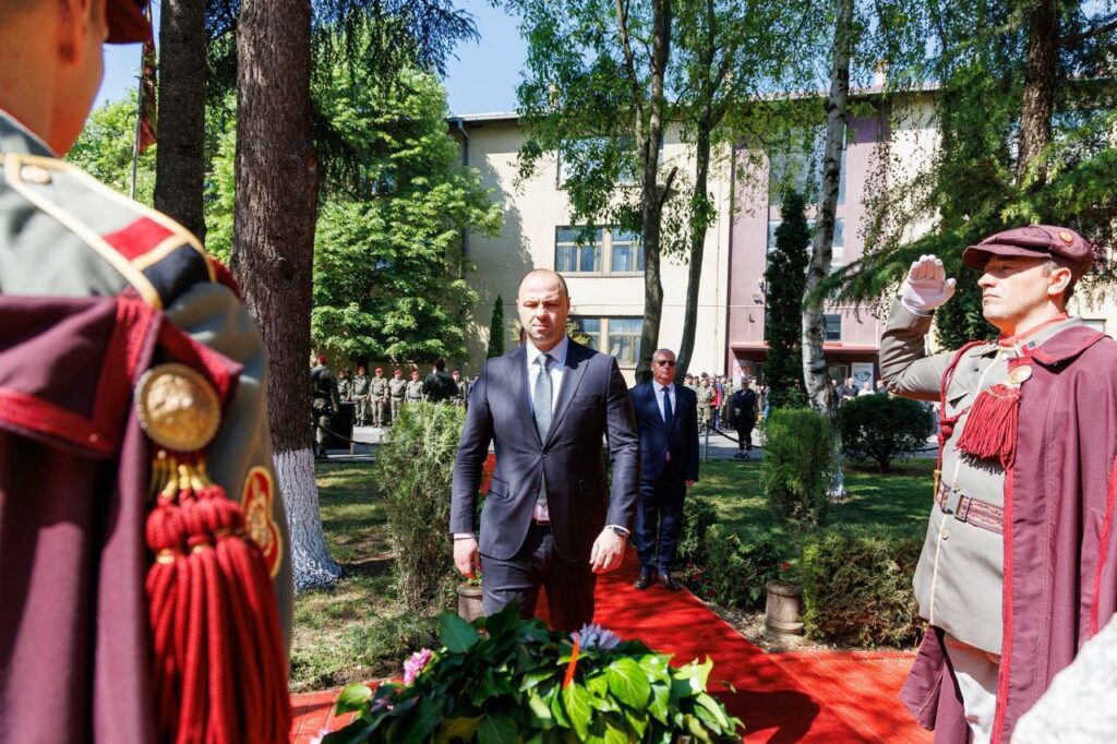 balkanweb ministri i mbrojtjes perulet para perkujtimores ku shqiptaret etiketohen si terroriste 69f1bd8e9e3c3