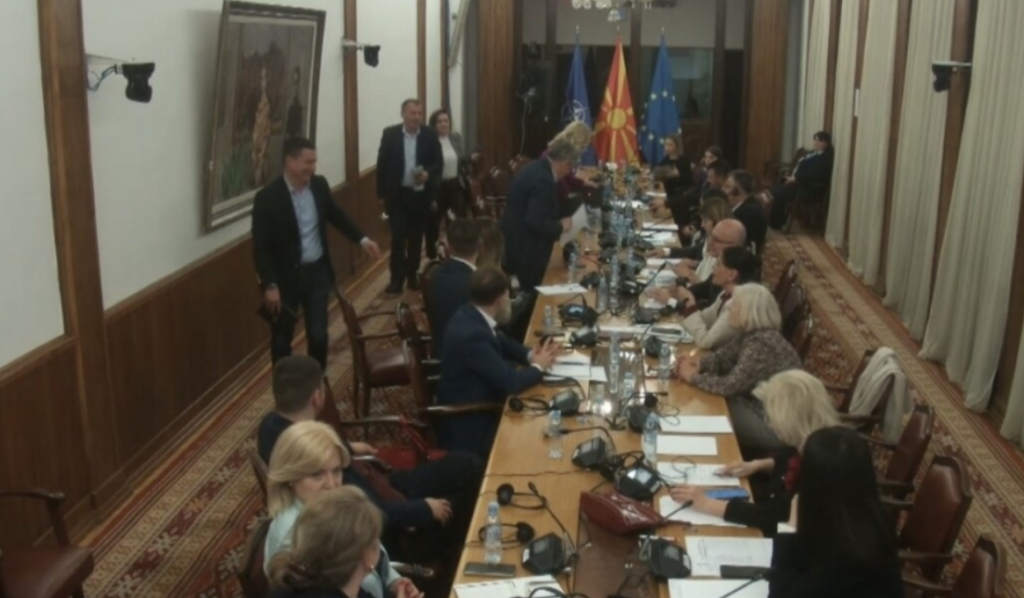 deputetet e fe se braktisin debatin ne komision per shfuqizimin e qeverise teknike 69ea7d514cfeb