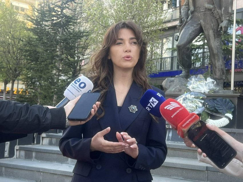 dita e deshmoreve te komunes se prishtines haxhiu ben homazhe tek shtatorja e zahir pajazitit 69e34f35e4d43