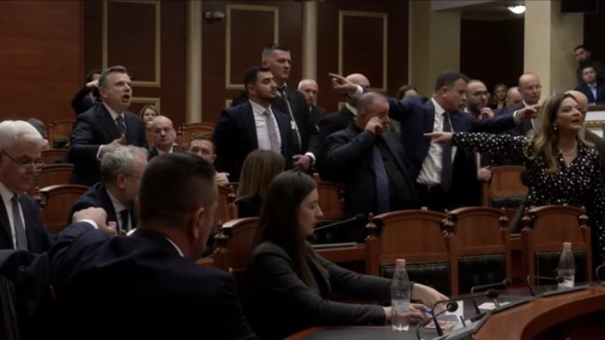 do te rrjep si kec sherri ne kuvend ps kerkon perjashtimin e nokes vokshit dhe hotit 69cfc1dde89e5