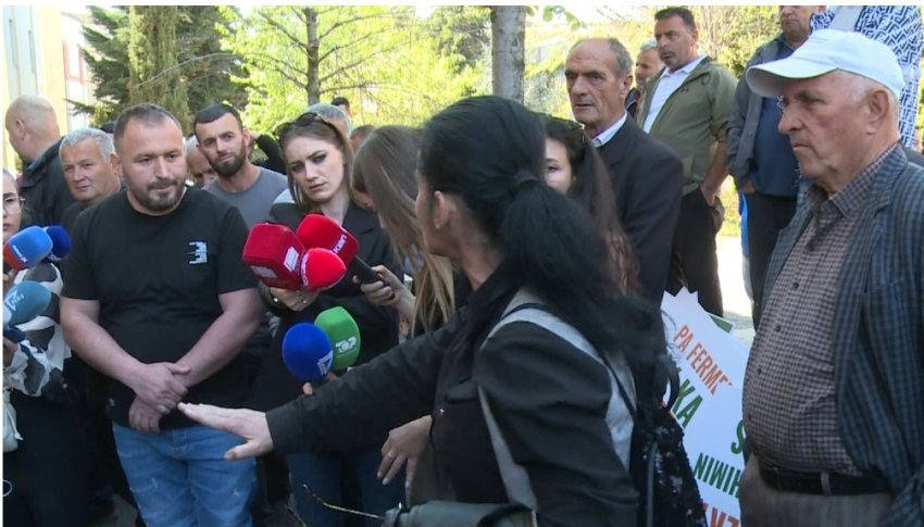 Fermerët përplasen me njëri-tjetrin pas takimit në ministri për subvencionet e naftës: Kush je ti se s’të njoh, pse pranuat 120 mijë lekë për lopë? Zbrisnit poshtë 3 fermeret perplasen me njeri tjetrin pas takimit ne ministri per subvencionet e naftes kush je ti se ste njoh pse pranuat 120 mije leke per lope zbrisnit poshte 69d507e03031f