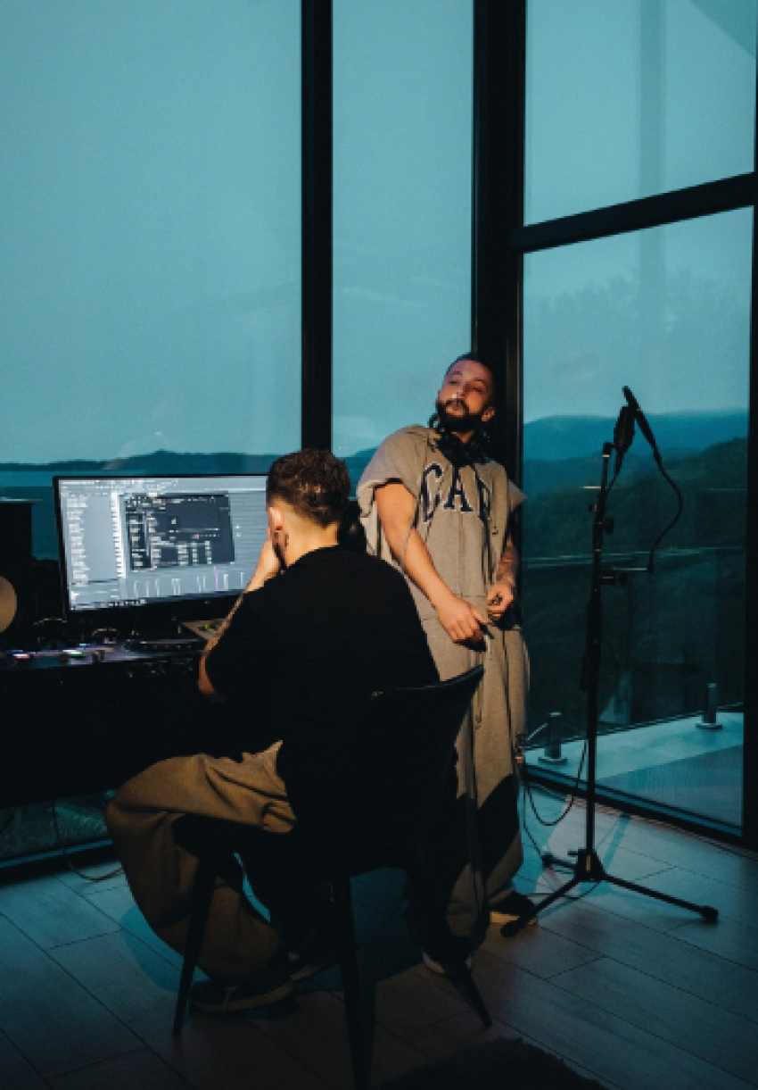 gjesti paralajmeron rikthimin e fuqishem pozon krahe gimbos 69e90837739ed