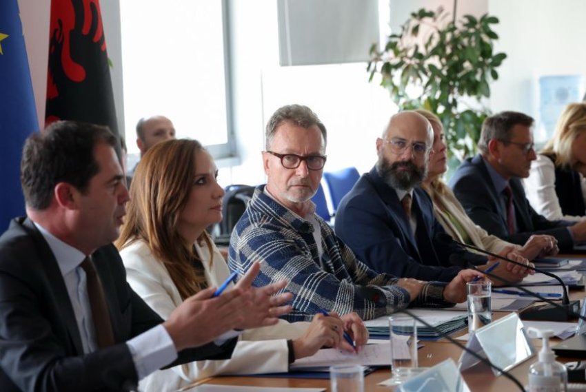 Gonzato takim me ambasadorët dhe deputetët e PD, në fokus reforma zgjedhore dhe territoriale 1 gonzato takim me ambasadoret dhe deputetet e pd ne fokus reforma zgjedhore dhe territoriale 69dfcc246b5b4