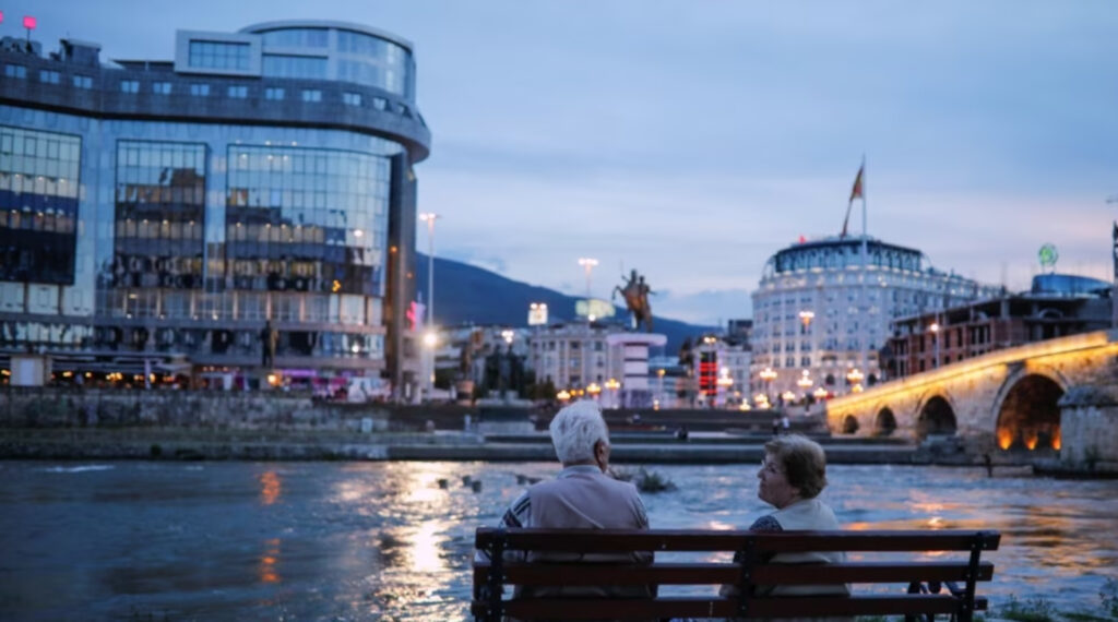 mashtrim ne sheshin maqedonia ne shkup 73 vjecari jep 4 000 denare per nje diamant fals 69f37f8cd6cb8