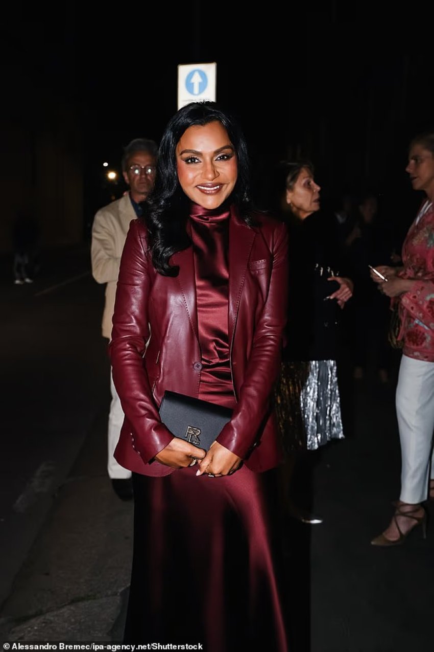 mindy kaling mahnit me transformimin fizik ne eventin e ralph lauren ne milano 69e7eefc4c92b