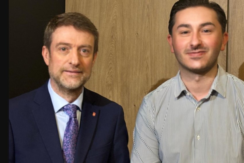 Ministri Hoxha takon deputetin shqiptar në Suedi: Rrënjët tona mbeten të gjalla kudo, arritjet e tij tregojnë se identiteti ynë vetëm forcohet 3 ministri hoxha takon deputetin shqiptar ne suedi rrenjet tona mbeten te gjalla kudo arritjet e tij tregojne se identiteti yne vetem forcohet 69dcf0e039fc0